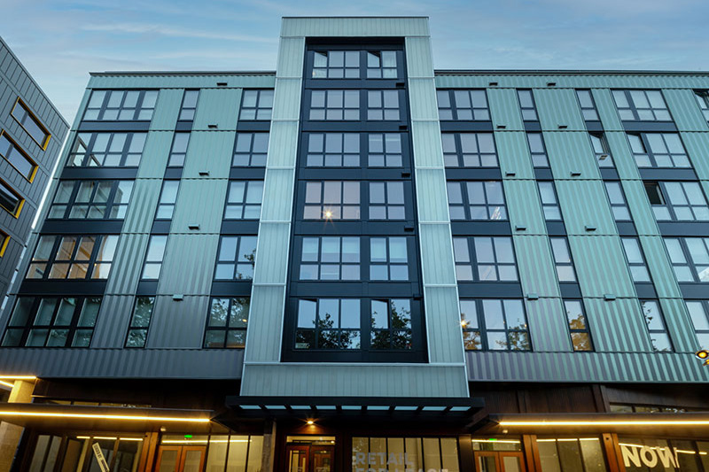 Pilkington Profilit™ OW translucent channel glass system spans the building’s façade in the daytime